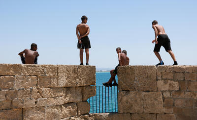 Who jumps first?