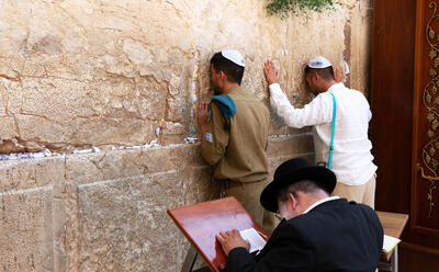 3 figures at the Wall
